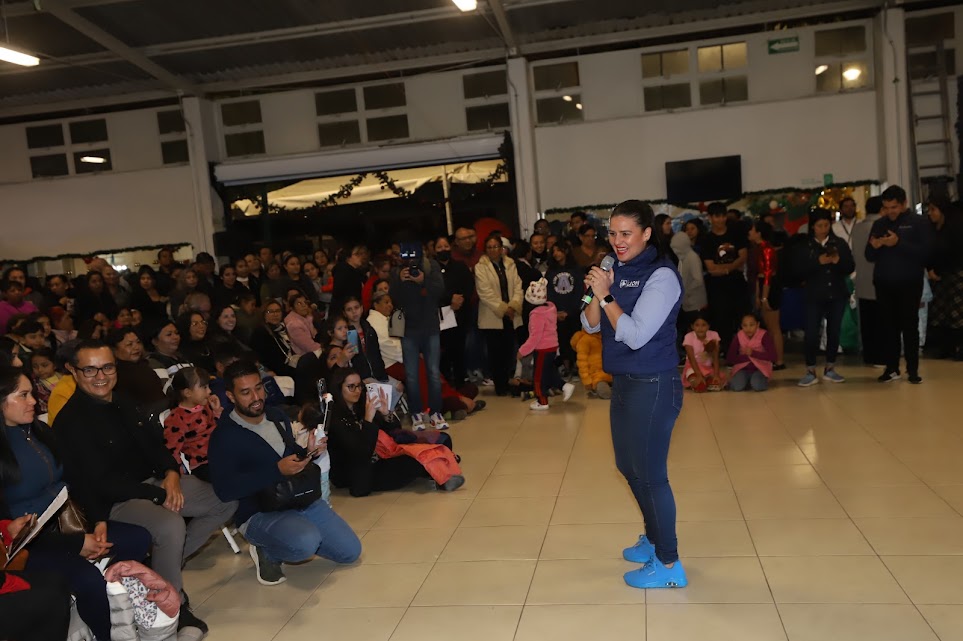 Celebran fiestas navideñas con vecino de la Delegación Cerro Gordo.