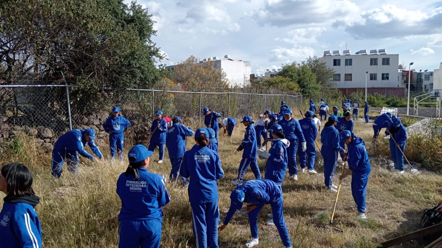 Estudiantes de Preparatoria Militarizada y Secundaria General No. 27 Trabajan Juntos por el Medio Ambiente