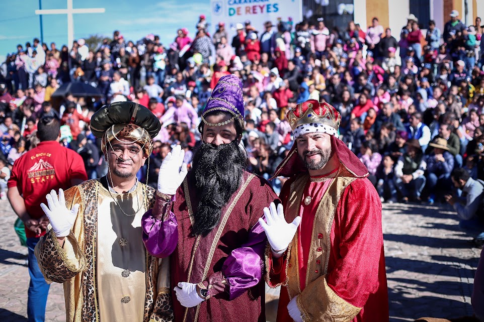 Lleva cabalgata de Reyes Magos alegría a niñez leonesa