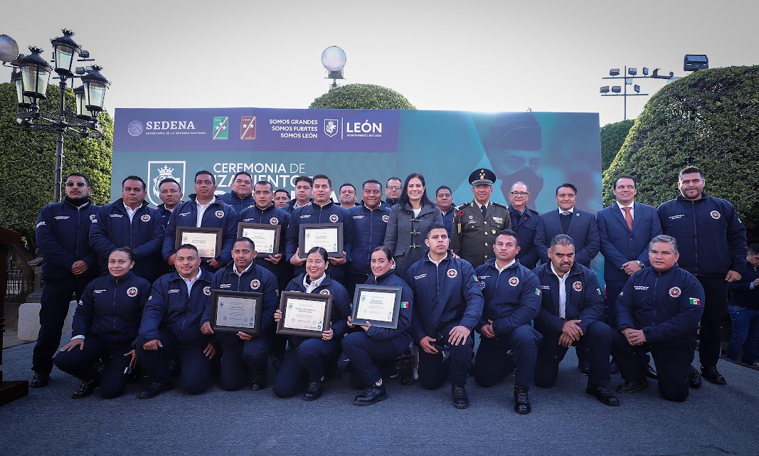 Entregan reconocimiento al Heroico cuerpo de Bomberos de León.