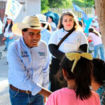Libia Dennise García recibe apoyo entusiasta en recorrido por tianguis de Guanajuato