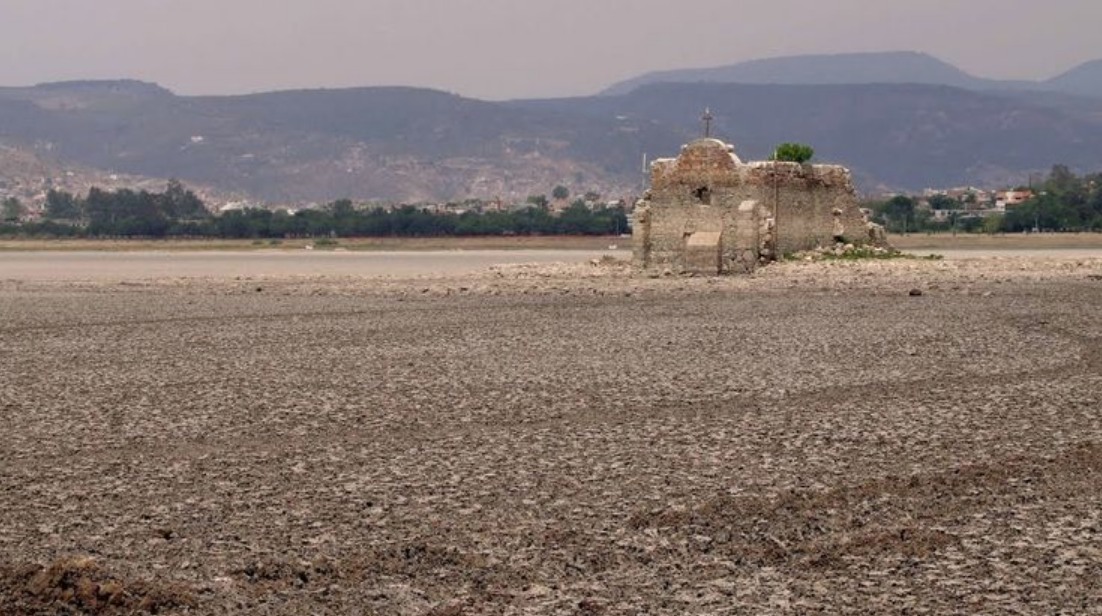 Fieles católicos se reúnen para pedir por lluvias ante presa seca en León