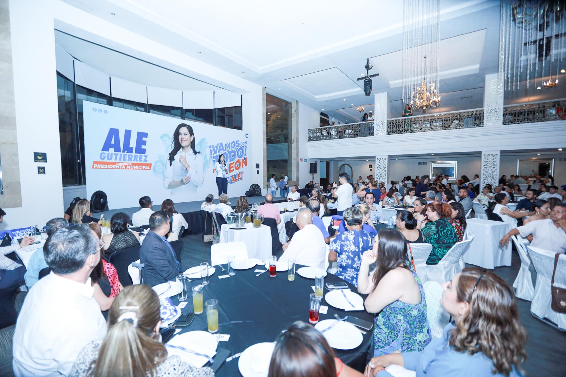 Alejandra Gutiérrez Campos Presenta Propuestas a Maestros de Educación Básica