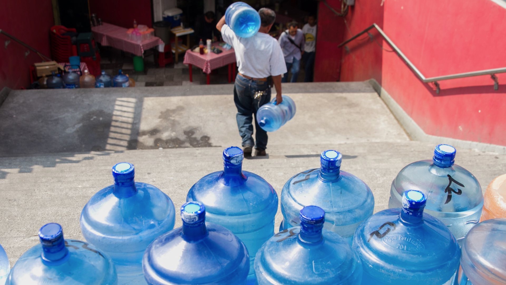 Mantén la Calma Frente a la Escasez de Agua: Consejos para Sobrellevar la Temporada de Calor