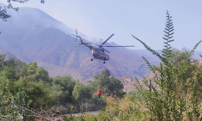 Se suma helicóptero de la Fuerza Aérea Mexicana a labores de combate de incendio en Xichú