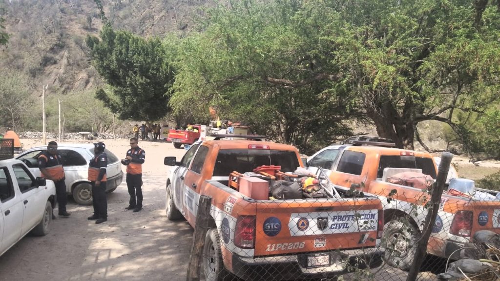 Combaten incendio forestal en Xichú