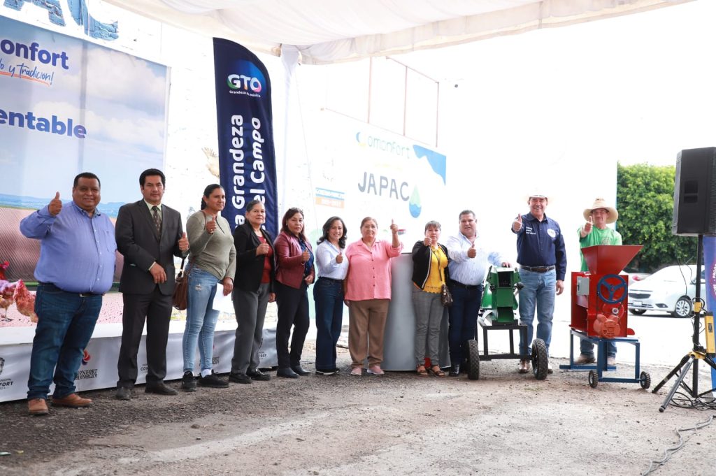 Entrega SDAyR apoyos productivos a familias de Comonfort