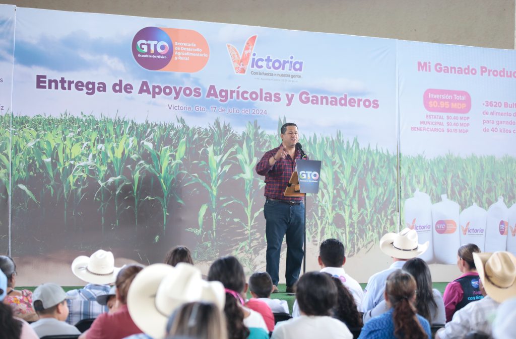 Entrega Gobernador más apoyos agrícolas en Victoria