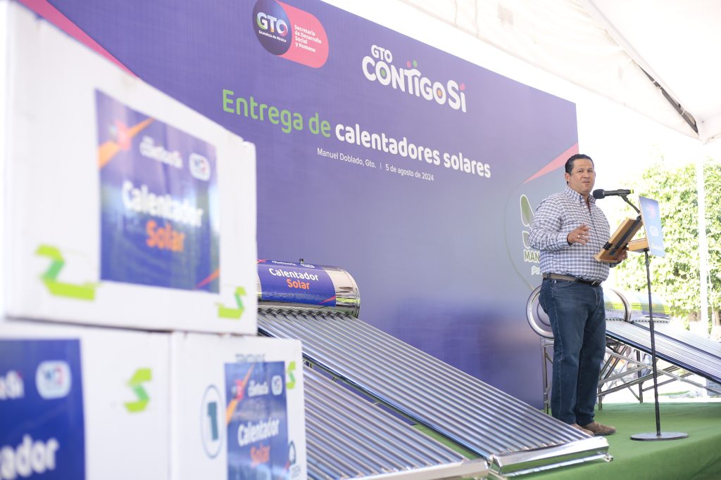 Gobernador de Guanajuato inaugura calles y entrega calentadores solares en Manuel Doblado