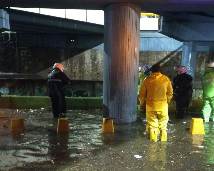 Lluvias Intensas en León Provocan Cierres Viales y Desbordamiento del Malecón del Río