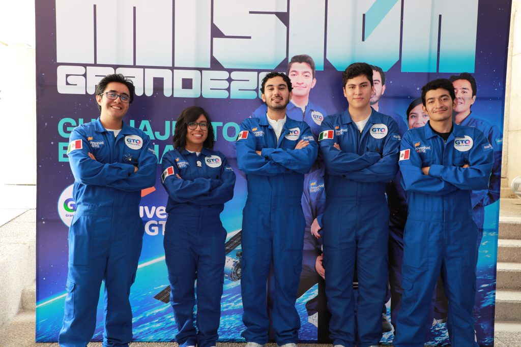 Guanajuato a la conquista del espacio: abanderan a 5 jóvenes que viajarán a la NASA