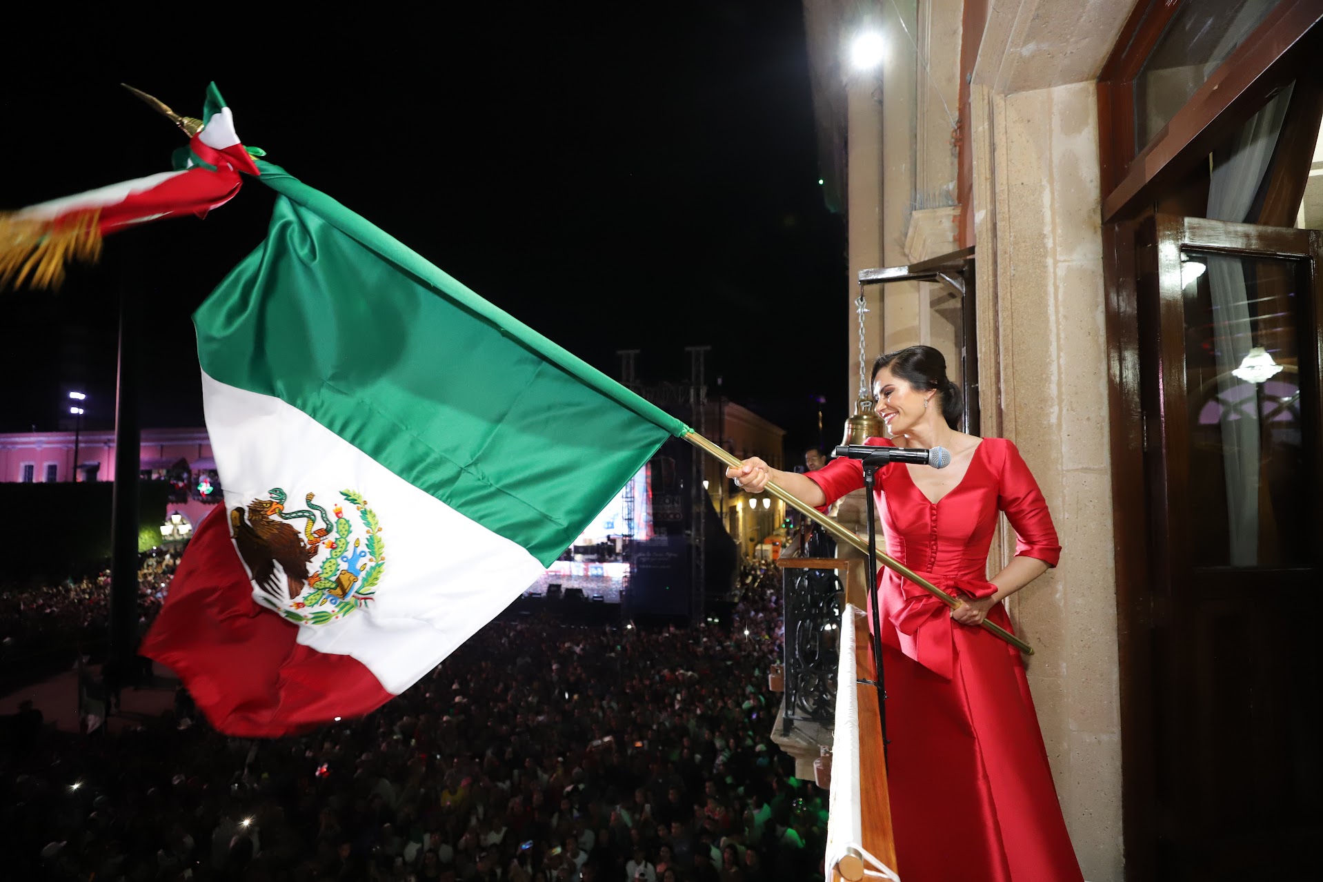 Ale Gutiérrez lidera conmemoración del 214 aniversario de la Independencia en León