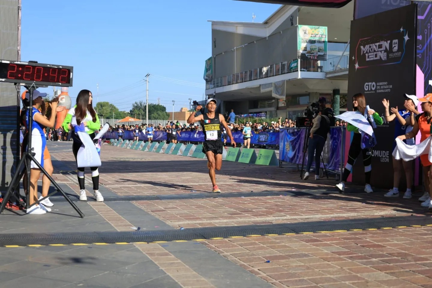 Rubén Chávez Hernández gana el Maratón León 2024 con tiempo récord