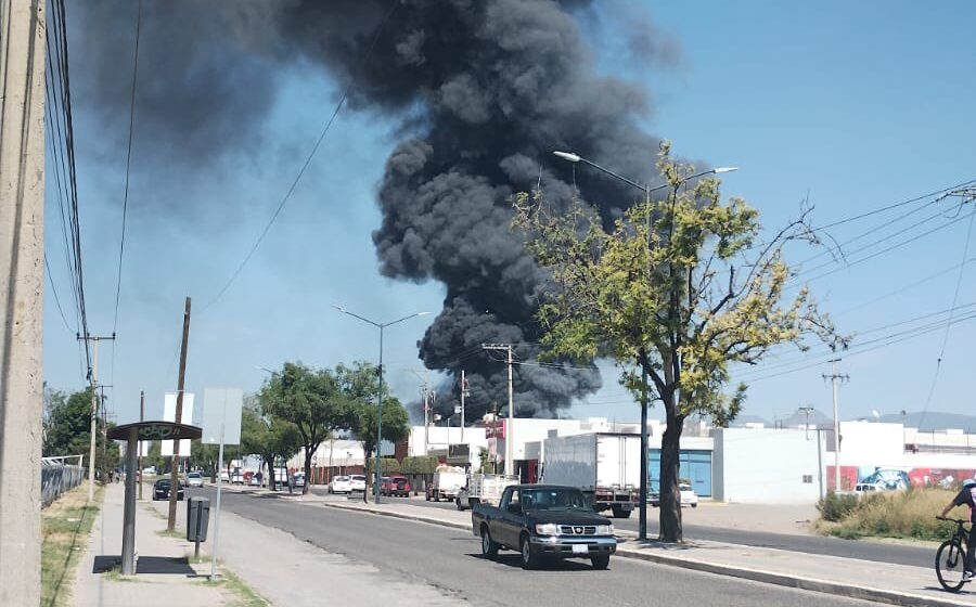 Incendio en fábrica moviliza a fuerzas de seguridad en León: evacuación masiva y un fallecido