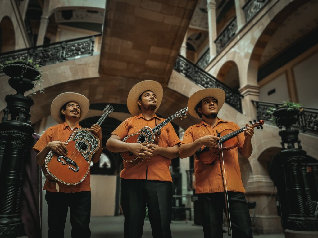 Trío Guanaxteco llena el Cervantino de tradición huasteca con su ‘Huapango’