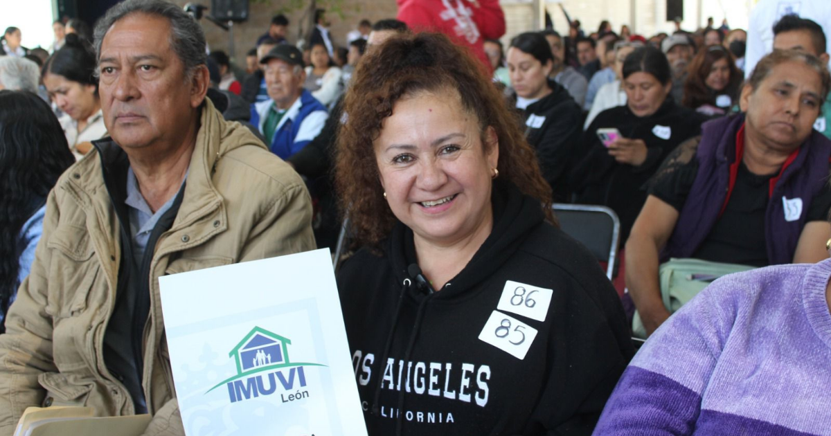 IMUVI otorga certeza jurídica a familias de León con entrega de escrituras
