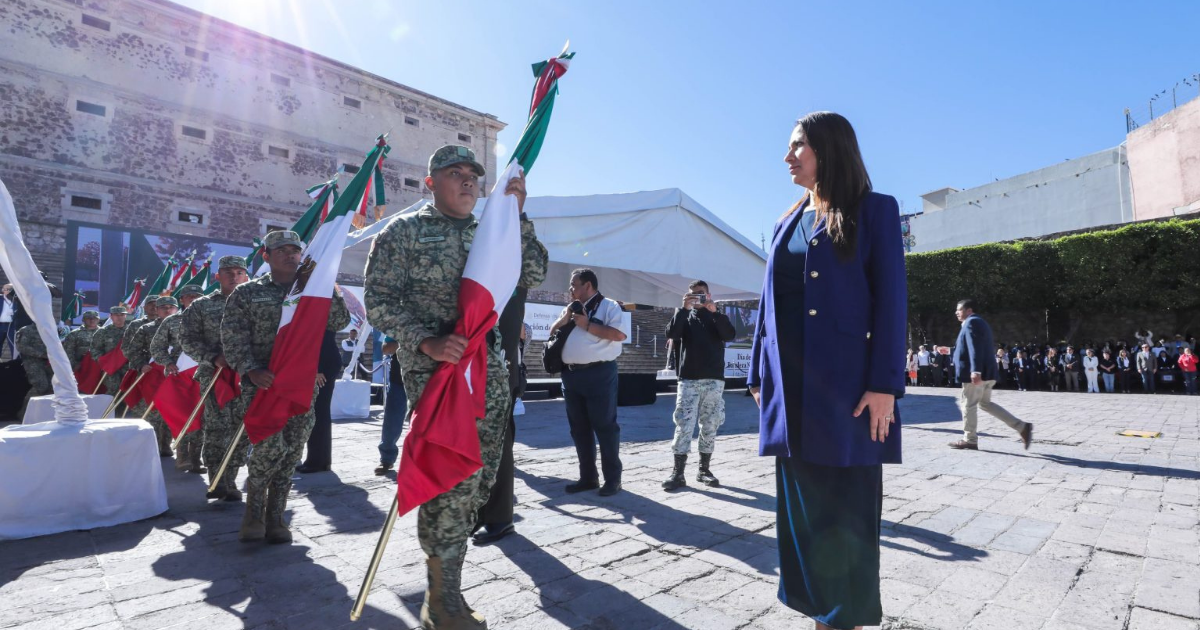 Libia Dennise encabeza ceremonia del Día de la Bandera en Guanajuato