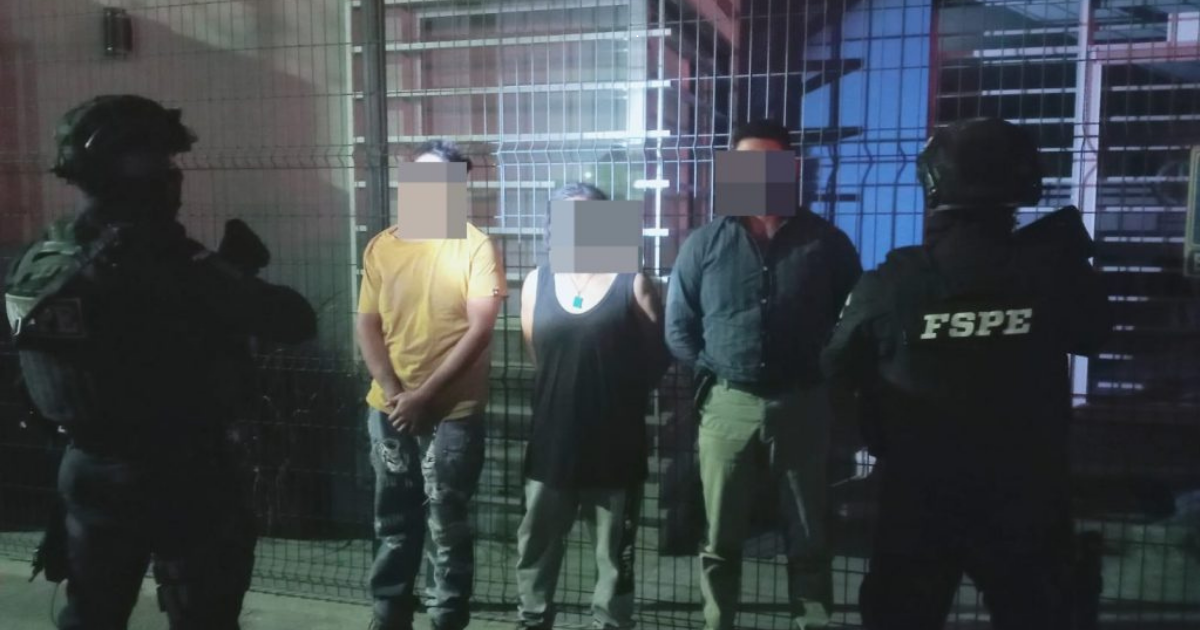 Detienen a tres en Apaseo el Alto con armas, droga y equipo táctico