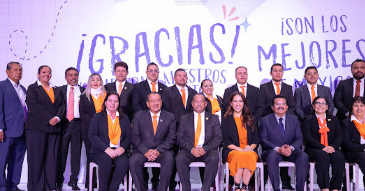Gobernadora de Guanajuato Reconoce a Maestros con Décadas de Servicio