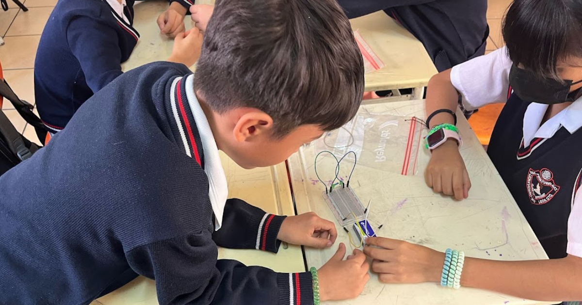 Tecnología, inclusión y valores: León transforma las aulas con talleres de paz