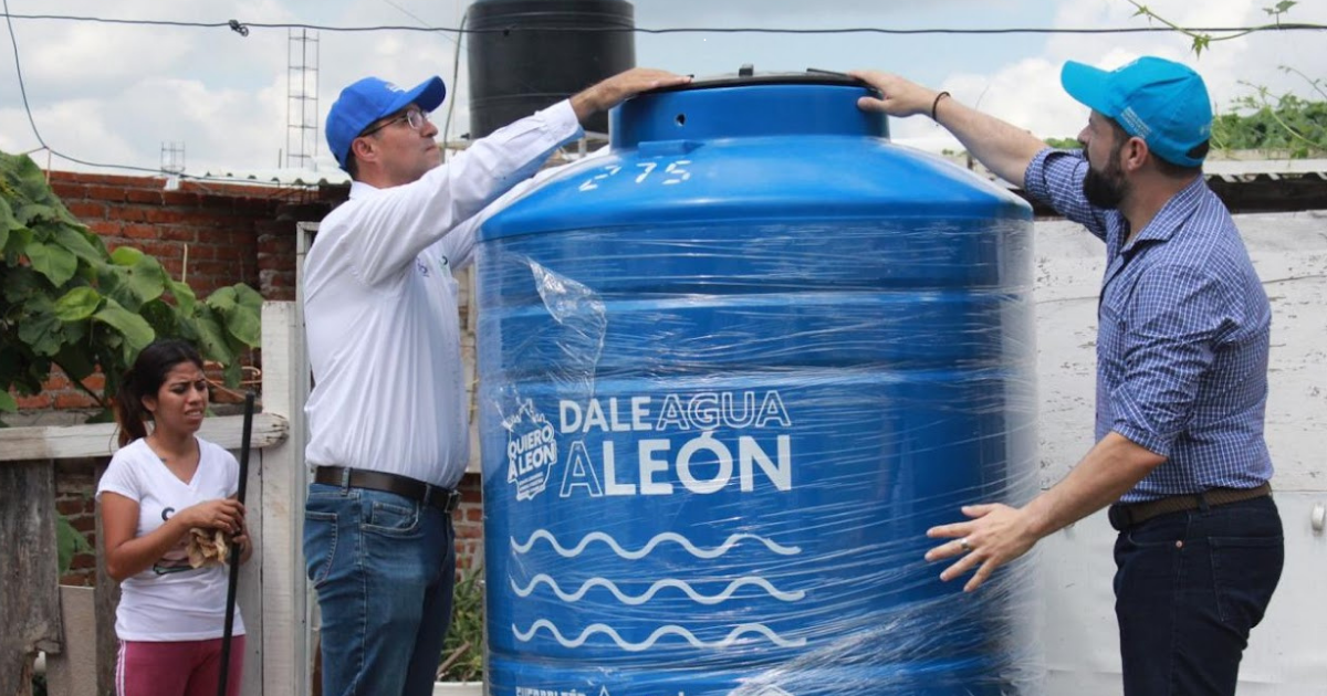 León garantiza agua digna con entrega de tinacos en zonas vulnerables