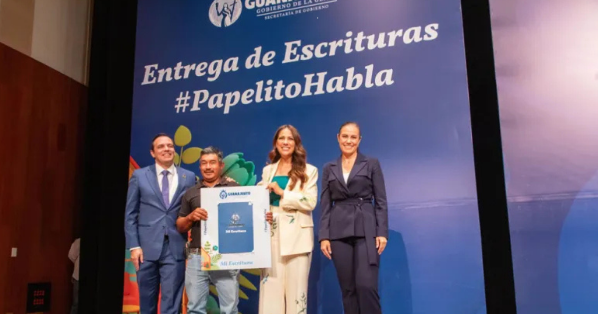 Gobernadora Libia Dennise entrega escrituras y apoyos de vivienda en León