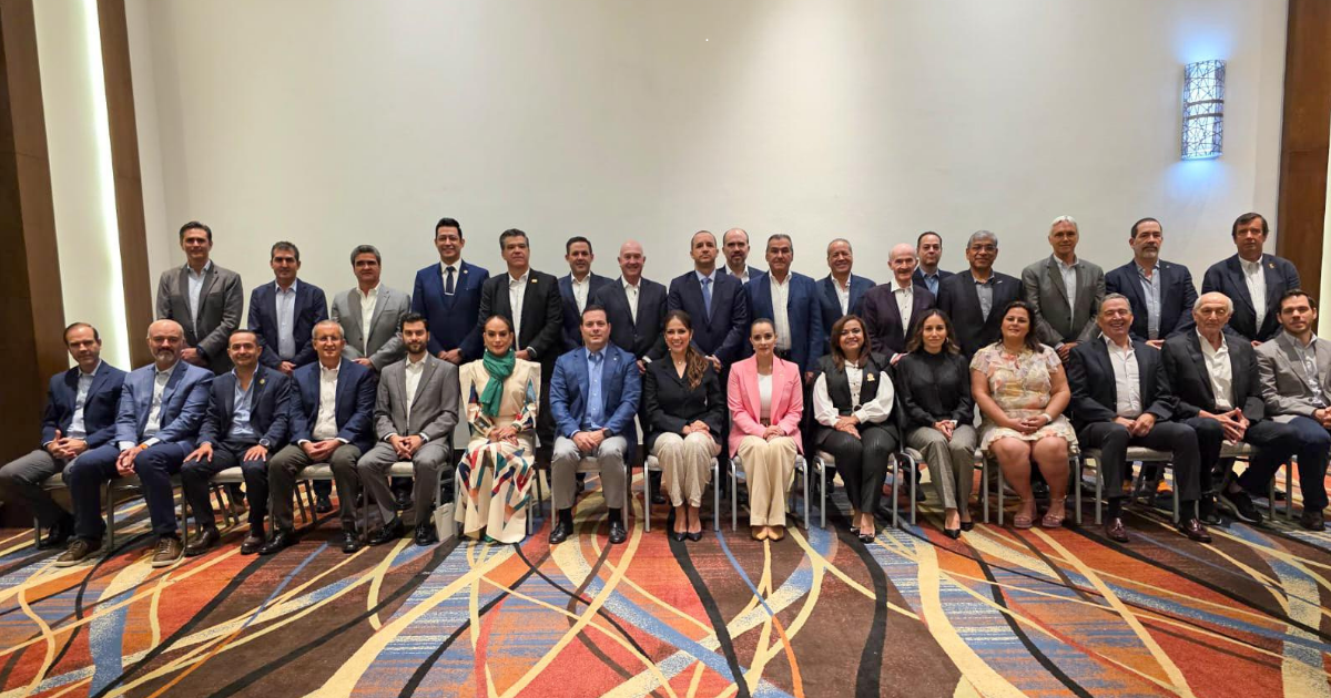 Libia Dennise presenta avances en seguridad, agua y economía ante empresarios de León