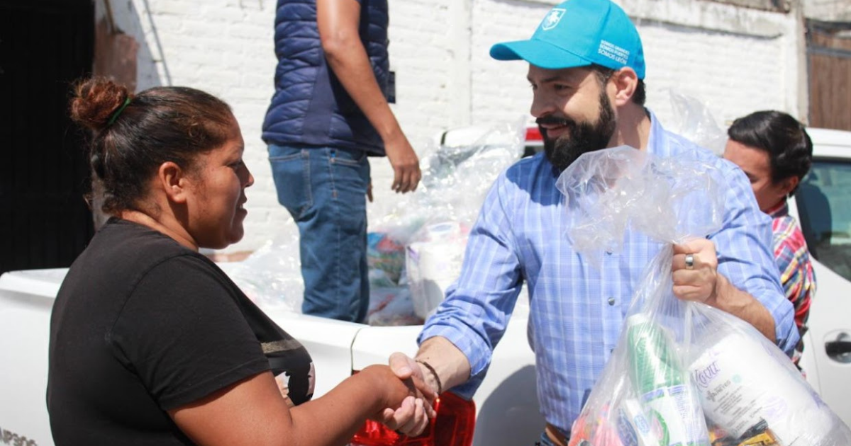 Ale Gutiérrez impulsa bienestar social con entrega de apoyos a familias leonesas