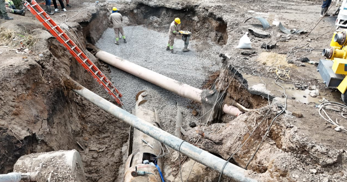 SAPAL trabaja para reparar fuga de agua y restablecer servicio en el oriente de León