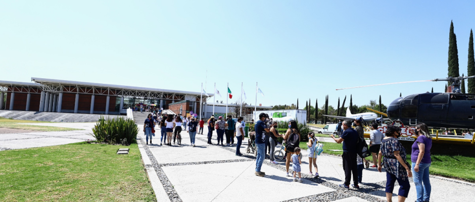 mujer y niña ciencia