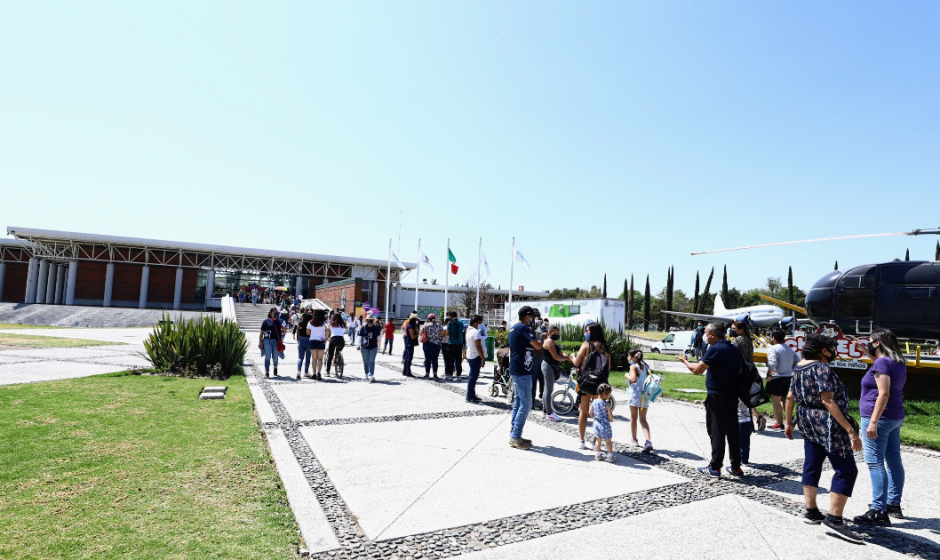 mujer y niña ciencia