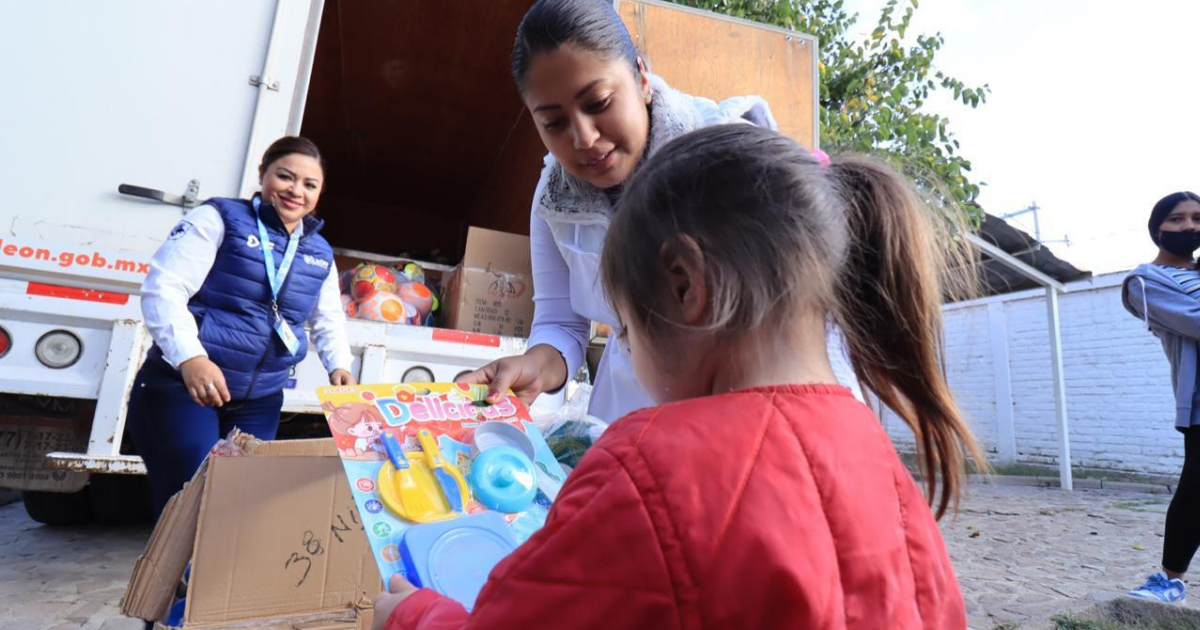 Regala una sonrisa León: DIF impulsa colecta de juguetes para niñas y niños