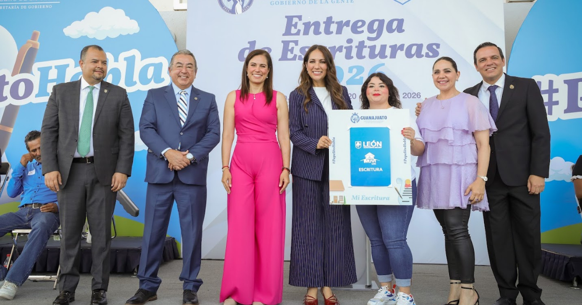 Entrega de escrituras en León transforma vidas y garantiza certeza jurídica a familias