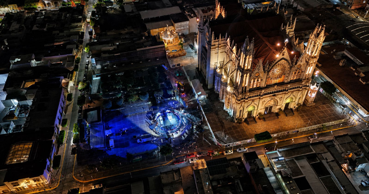 “Alas para Volar” conquista León: espectáculo histórico agota accesos en Plaza Expiatorio