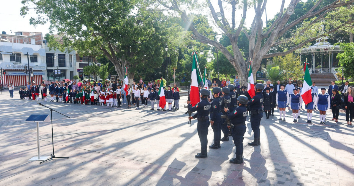 Batalla de Puebla impulsa civismo en Purísima con entrega de banderas