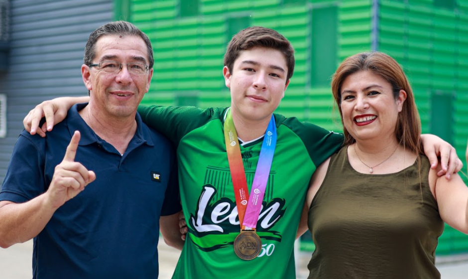 Derek Fernández récord