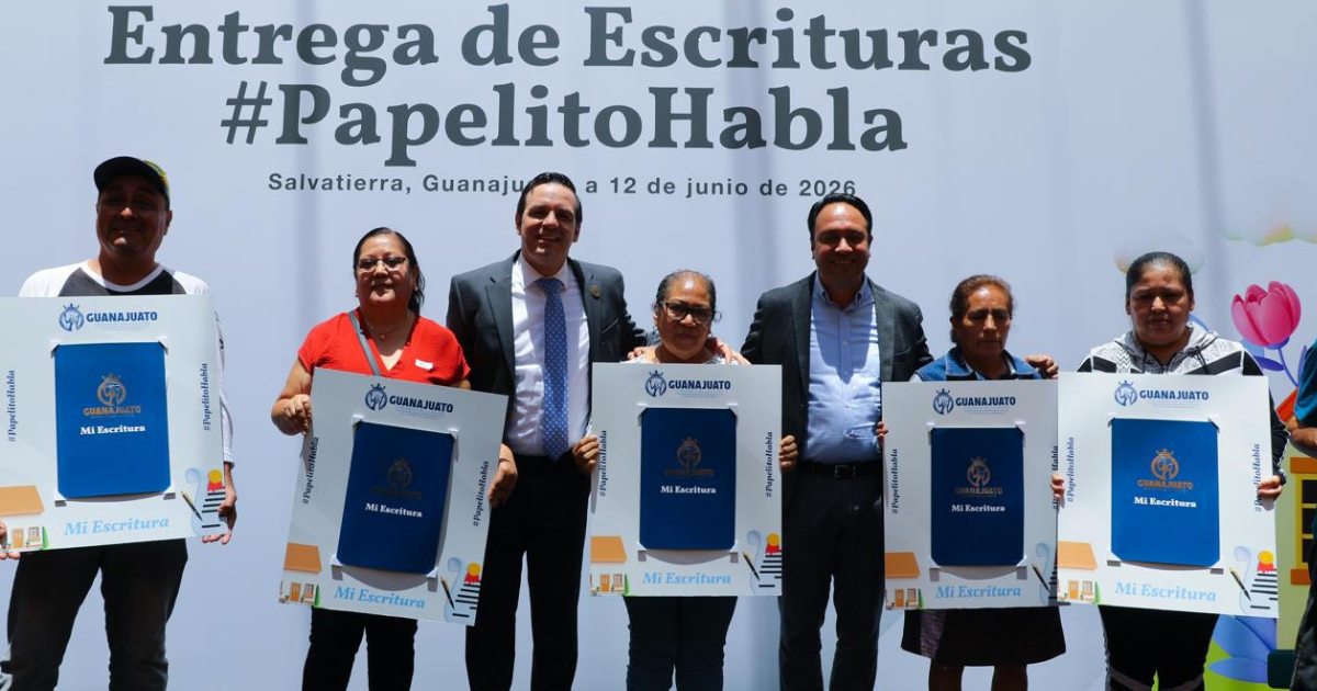Entrega de escrituras en Salvatierra brinda certeza jurídica a 96 familias