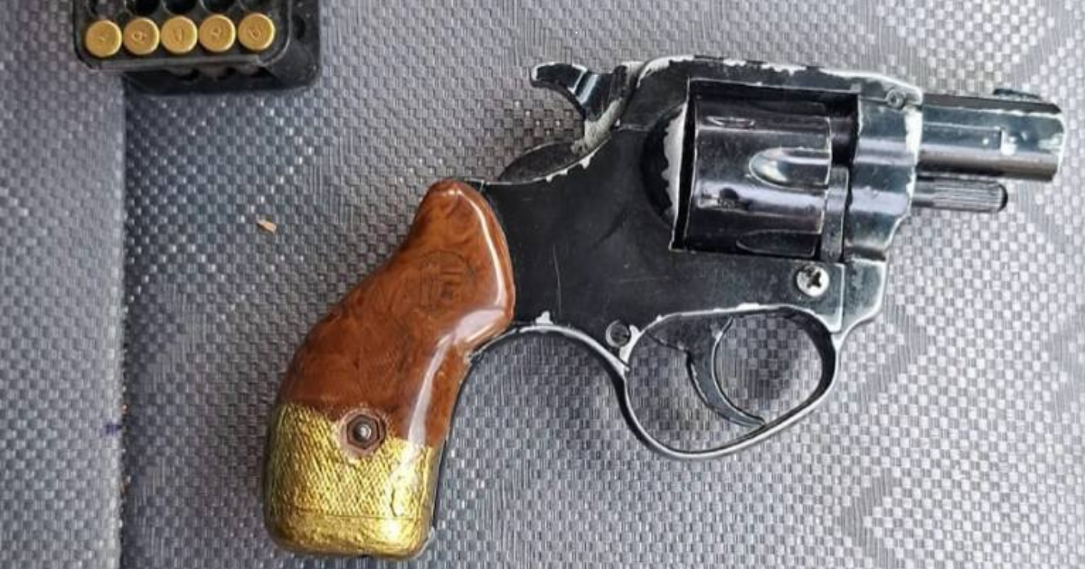 Hombre armado León: Policía detiene a conductor con revólver y más de 40 cartuchos