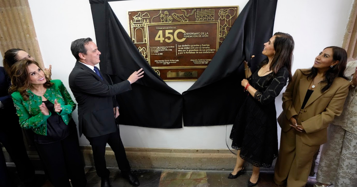 León 450: develan placa conmemorativa que honra la historia y el legado de la ciudad
