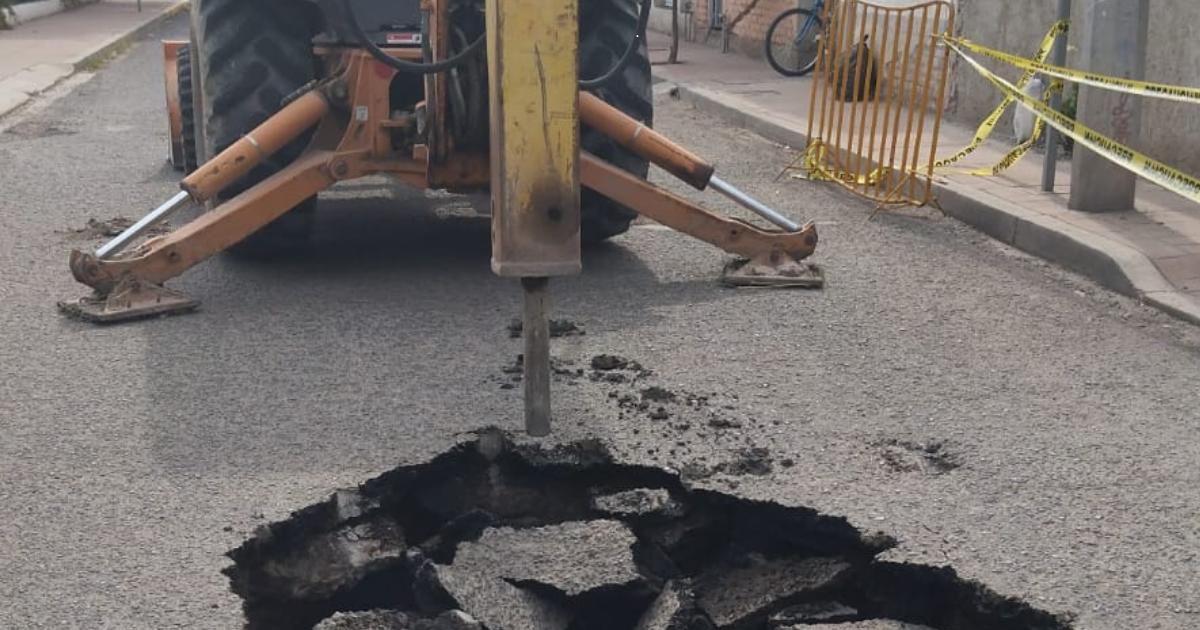 Socavón en Purísima provoca cierre vial por colapso de drenaje en calle Juárez