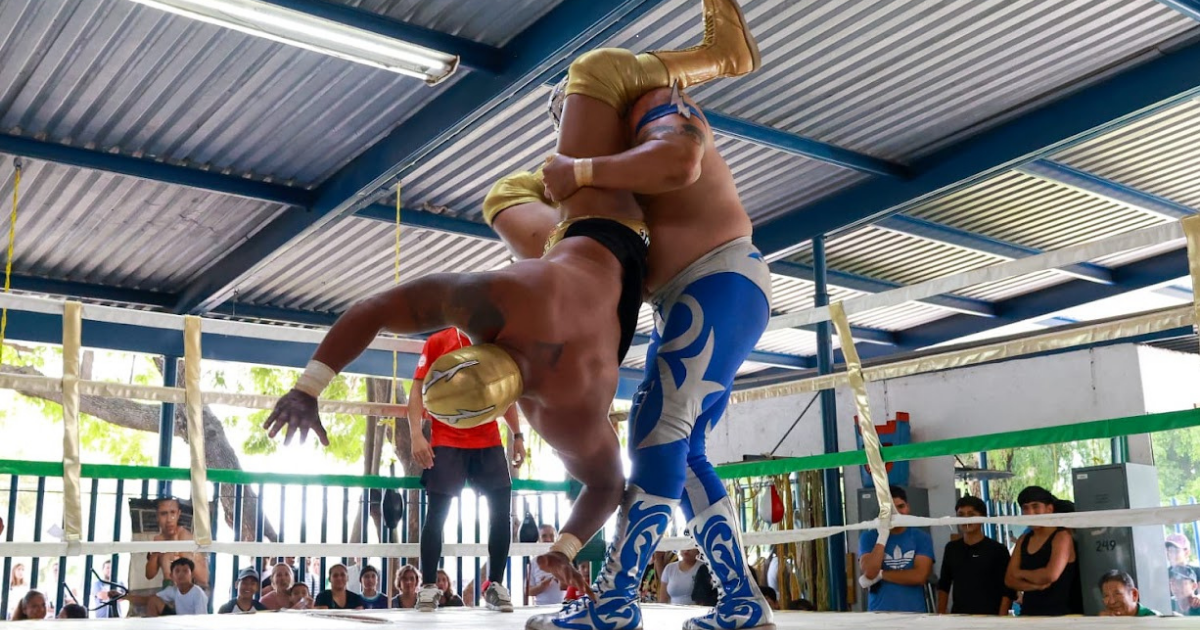 Lucha libre sorprende a niñas y niños en las Escuelas de Inicio Deportivo de León