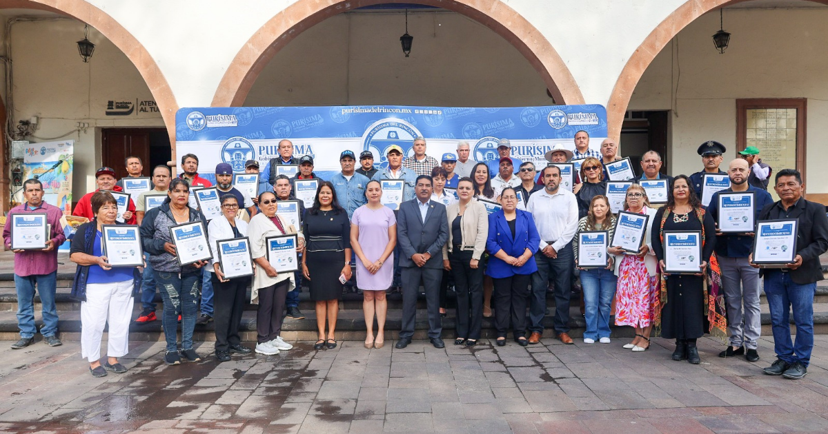 Servidores públicos de Purísima reciben reconocimiento por hasta 34 años de servicio