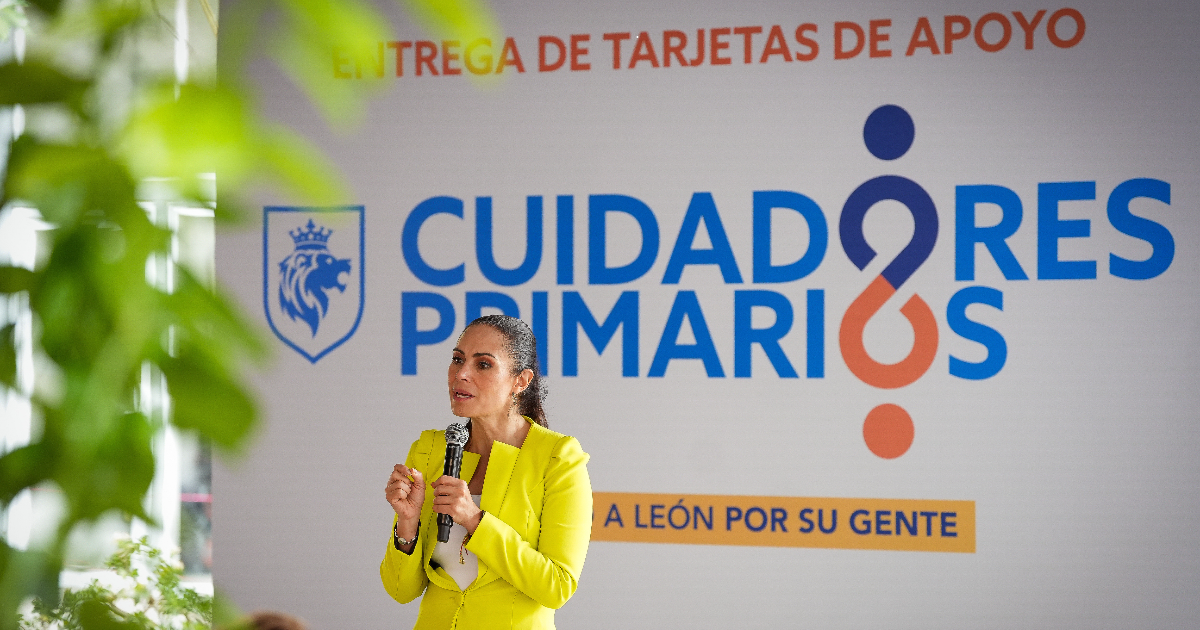 Ale Gutiérrez entrega apoyos de 6 mil pesos a 100 personas cuidadoras en León