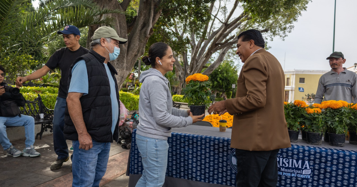 Purísima del Rincón intercambia reciclaje por mil 500 macetas de cempasúchil